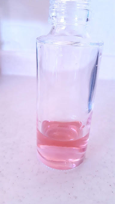 ピンクに着色された精製水