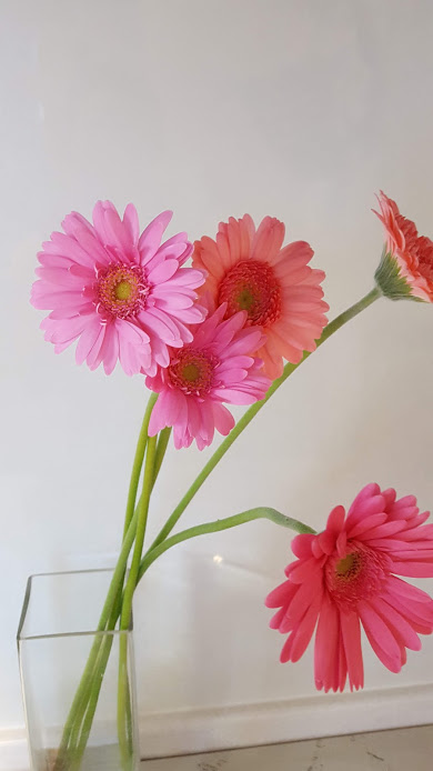 フラワーアレンジメント 簡単で安く少ない花で作る方法があった 花づくし 色々なお花を楽しみつくします
